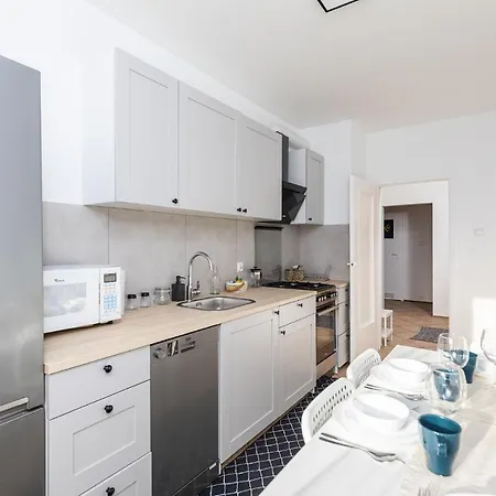 Room, Pirenejska 20 Cozy