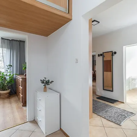 Room, Pirenejska 20 Cozy * Varşova