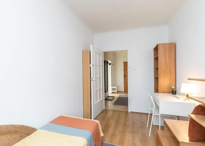 Room, Pirenejska 20 Cozy شقة *