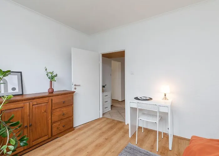 Room, Pirenejska 20 Cozy شقة *